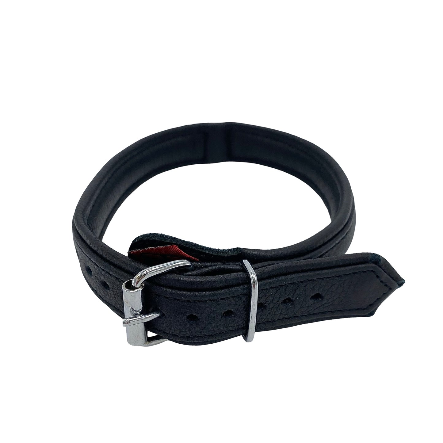 spændet på et smalt bdsm halsbånd