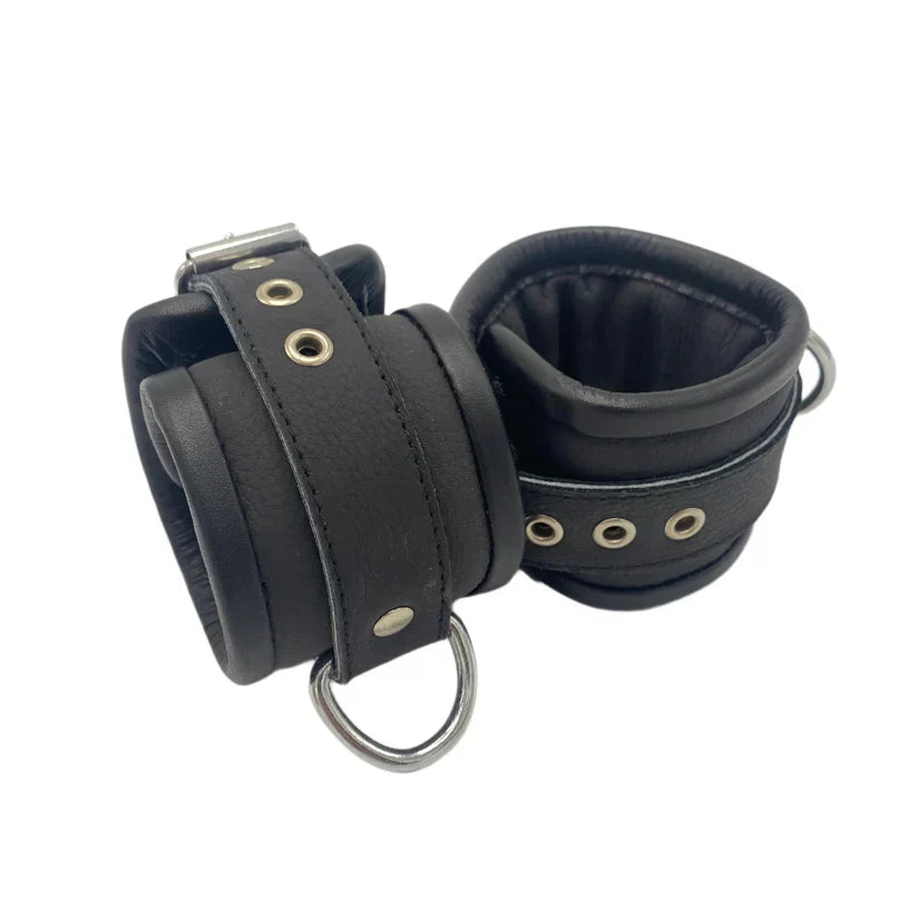 Udvalg af manchetter og håndjern til bondage leg.