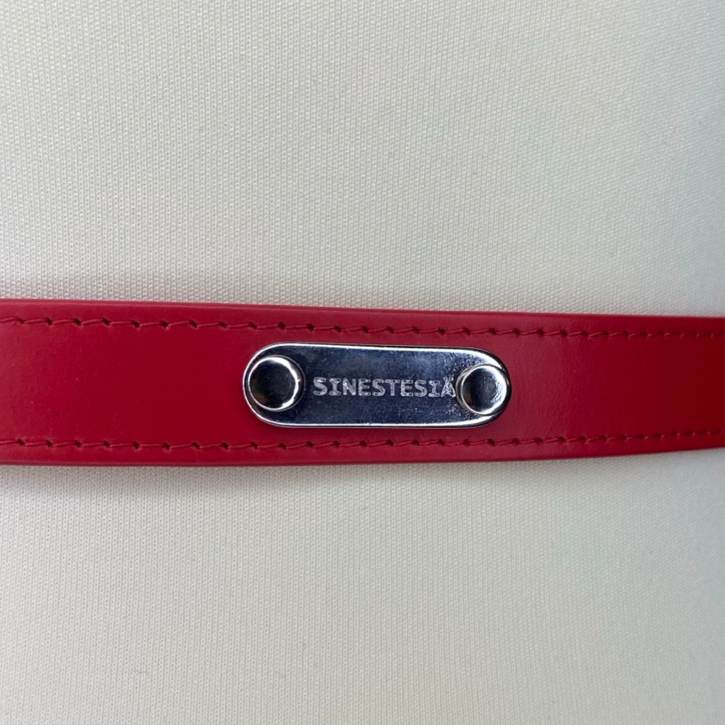 SINESTESIA - ROSE HARNESS I RØD